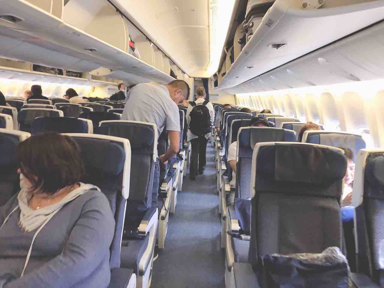 Dlr 成田発ロサンゼルス行のana機内を徹底レポート エコノミークラスの座席は 機内エンタメは アメニティは Meritrip