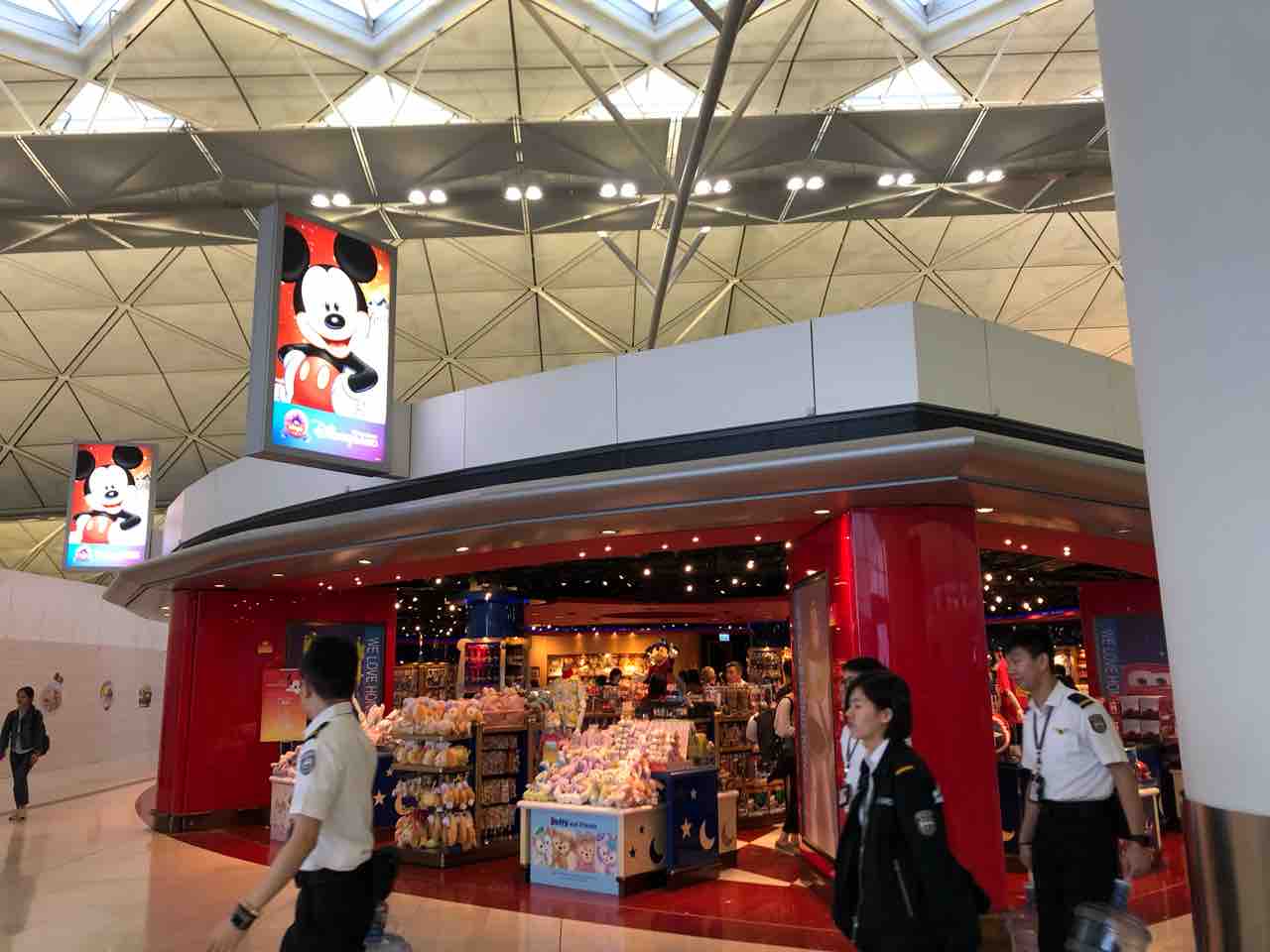 香港 ディズニーストアやフードコートなどがある 香港国際空港出国エリアをレポート Meritrip